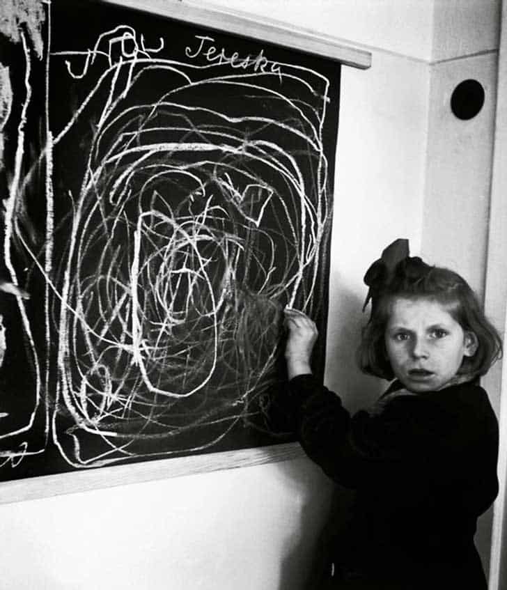 Esta menina, depois de ter crescido em um campo de concentração, chama isso de sua casa em 1948.