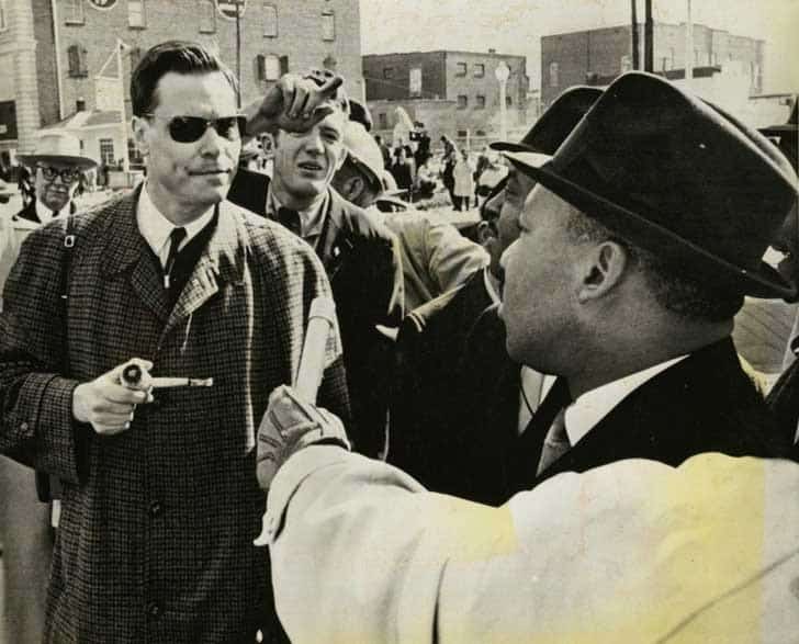 George Lincoln Rockwell, líder do Partido Nazista Americano cara a cara com Martin Luther King Jr, em 1965.