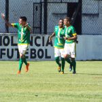 Léo Ferreira (à esquerda), comemora seu segundo go na artida. FOTO - Tiago Pavini-Assessoria de COmunicação XV de Jaú - 07-05-2017