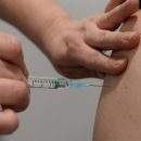 Pessoa recebendo a vacina - internet