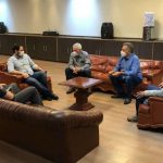 Reunião de prefeito com responsáveis