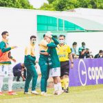 Higor comemora gol com o comandante Izaque Pereira. Foto: Bruno Creste