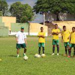 Técnico China com jogadores que passaram semana em avaliação no clube